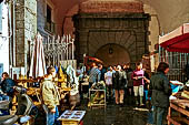 Catania - la pescheria e la Porta di Carlo V. 